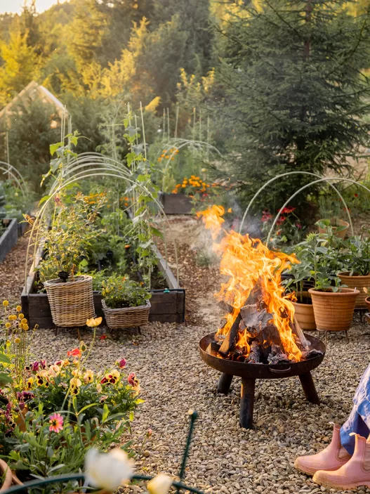 evening fire in the garden 2024 08 21 00 56 15 utc